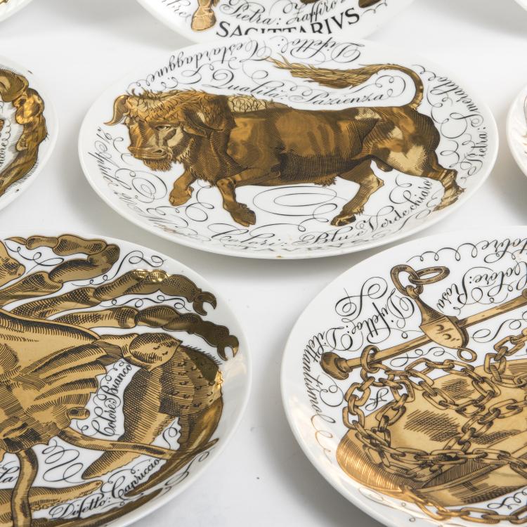 Bild 2 zu Objekt, Zw&ouml;lf Teller 'Gli influssi astrali', 1975, Piero Fornasetti, Fornasetti, Mailand, 140B 357