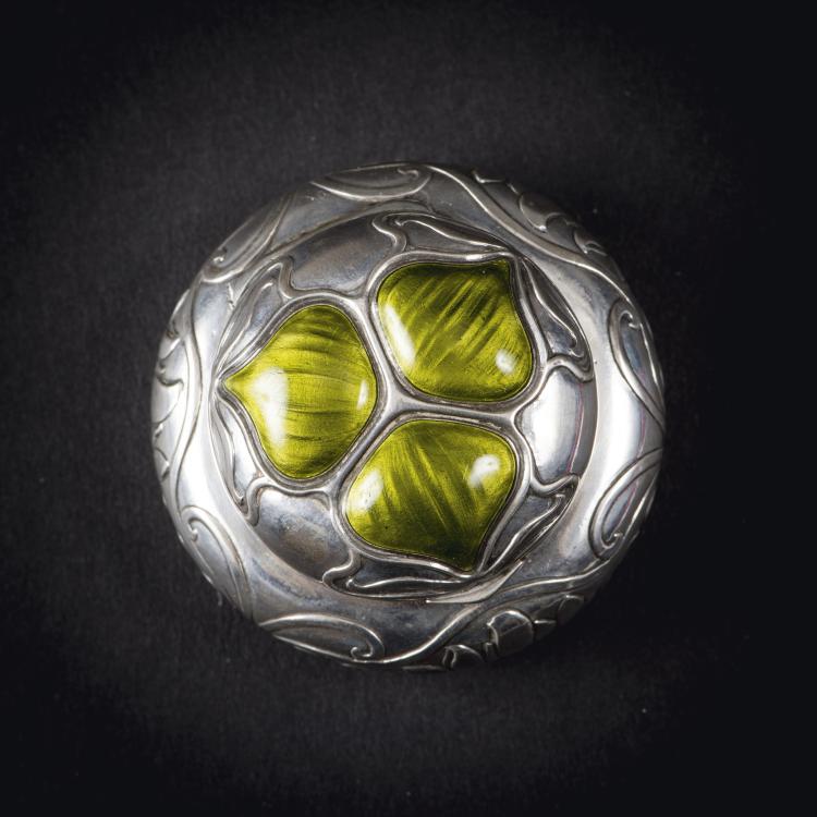 Hauptbild zu Objekt, Pill box with magnolia blossoms, c. 1900, Scheid, G.A., Wien, 141C 676