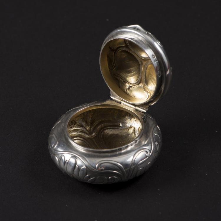 Bild 1 zu Objekt, Pill box with magnolia blossoms, c. 1900, Scheid, G.A., Wien, 141C 676