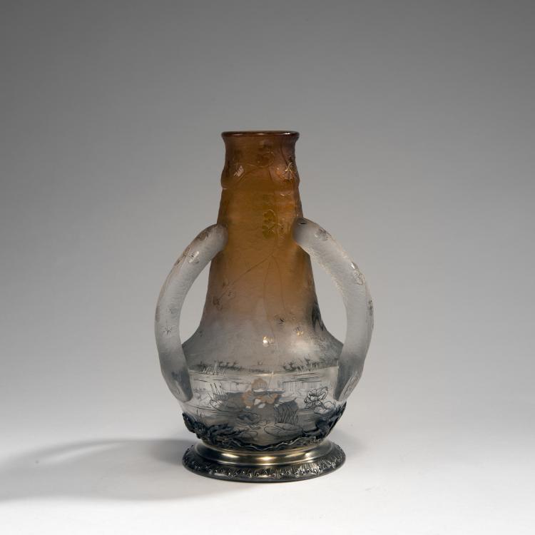 Bild 1 zu Objekt, Henkelvase 'Cigognes' mit Silbermontierung, 1895, Daum Fr&egrave;res, Nancy, 141A 94