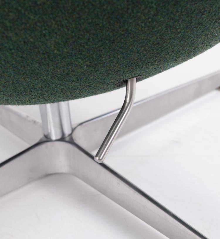 Bild 1 zu Objekt, Sessel 'Egg chair' - '3316' mit Ottoman, 1957, Arne Jacobsen, Hansen, Fritz, Aller&ouml;d, 140D 722