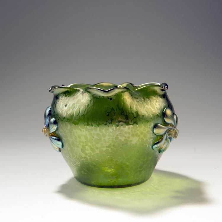 Bild 1 zu Objekt, Vase mit applizierten Bl&uuml;ten, um 1903, L&ouml;tz Wwe., Klosterm&uuml;hle, 141A 208