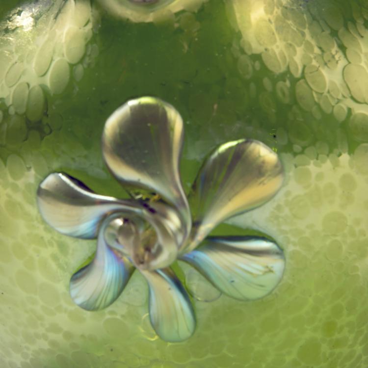 Bild 2 zu Objekt, Vase mit applizierten Bl&uuml;ten, um 1903, L&ouml;tz Wwe., Klosterm&uuml;hle, 141A 208