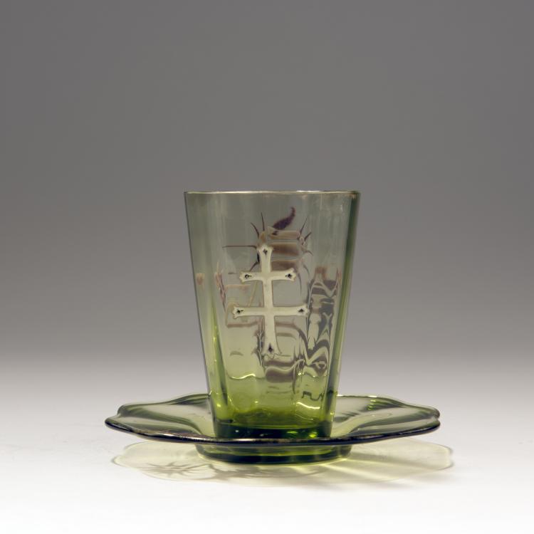 Bild 1 zu Objekt, Becher mit Unterteller 'Chardons et Croix de Lorraine', um 1884, Gall&eacute;, Emile, Nancy, 141A 28