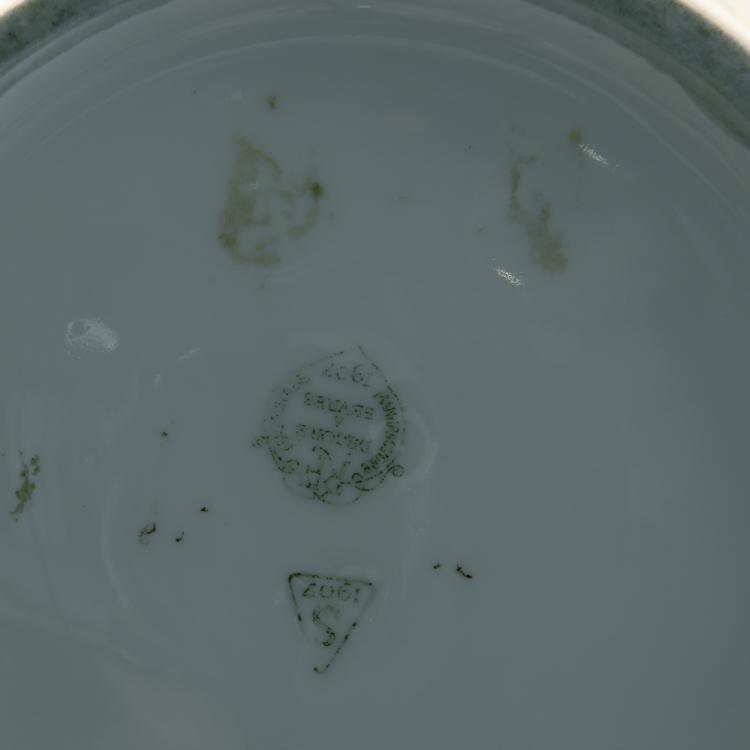 Bild 3 zu Objekt, Gro&szlig;e Enghalsvase 'Paquerettes', 1907, Henri Gillet, S&egrave;vres, Manufacture nationale de, 141C 589