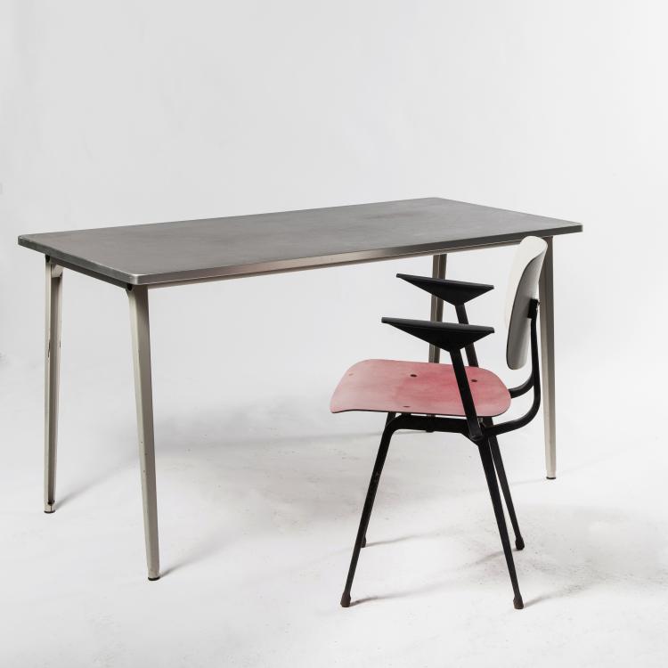 Bild 1 zu Objekt, Schreibtisch 'Revolt' mit Armlehnstuhl 'Revolt', 1954, Ahrend Cirkel, Den Haag, 143B 329