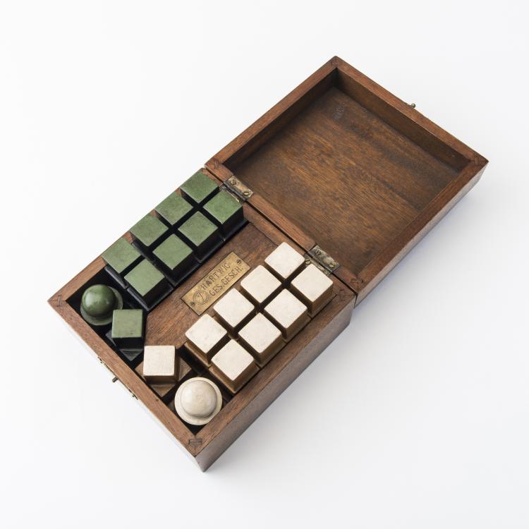Hauptbild zu Objekt, Bauhaus chess set 'Modell VII mit farbiger Fassung' in original wooden box, c. 1924, Josef Hartwig, Bauhaus, Weimar, 142A 021