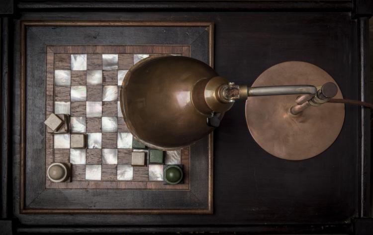 Bild 1 zu Objekt, Bauhaus chess set 'Modell VII mit farbiger Fassung' in original wooden box, c. 1924, Josef Hartwig, Bauhaus, Weimar, 142A 021
