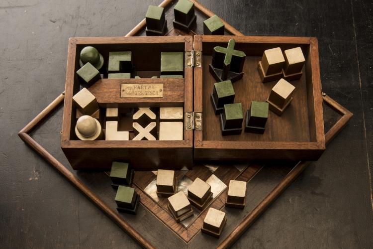 Bild 2 zu Objekt, Bauhaus chess set 'Modell VII mit farbiger Fassung' in original wooden box, c. 1924, Josef Hartwig, Bauhaus, Weimar, 142A 021