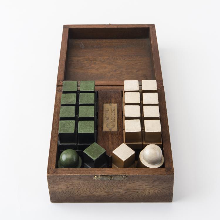Bild 3 zu Objekt, Bauhaus chess set 'Modell VII mit farbiger Fassung' in original wooden box, c. 1924, Josef Hartwig, Bauhaus, Weimar, 142A 021