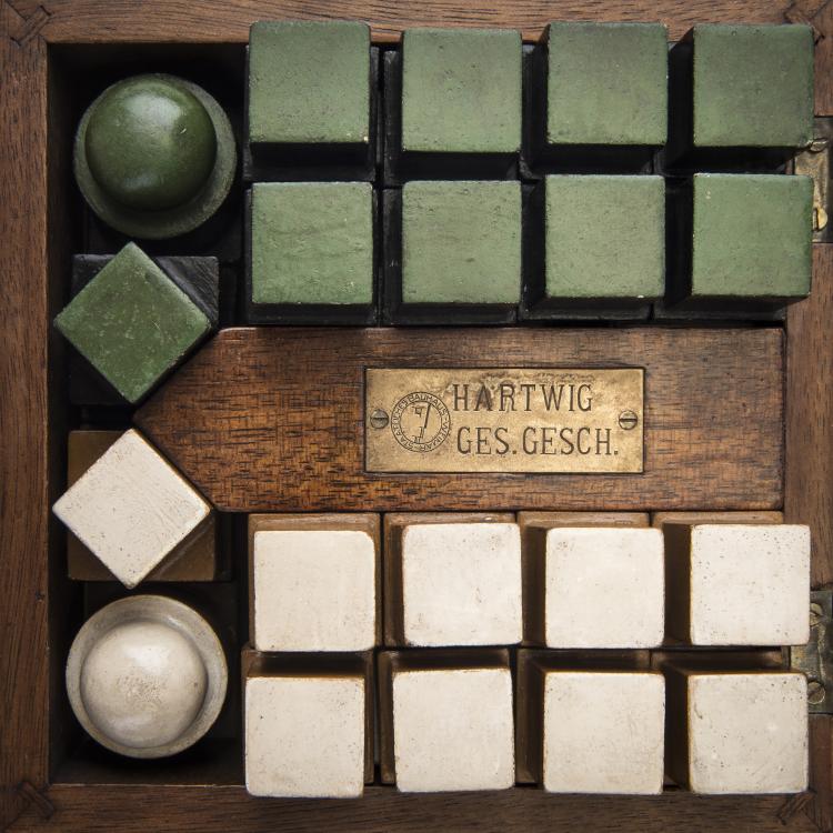 Bild 4 zu Objekt, Bauhaus chess set 'Modell VII mit farbiger Fassung' in original wooden box, c. 1924, Josef Hartwig, Bauhaus, Weimar, 142A 021