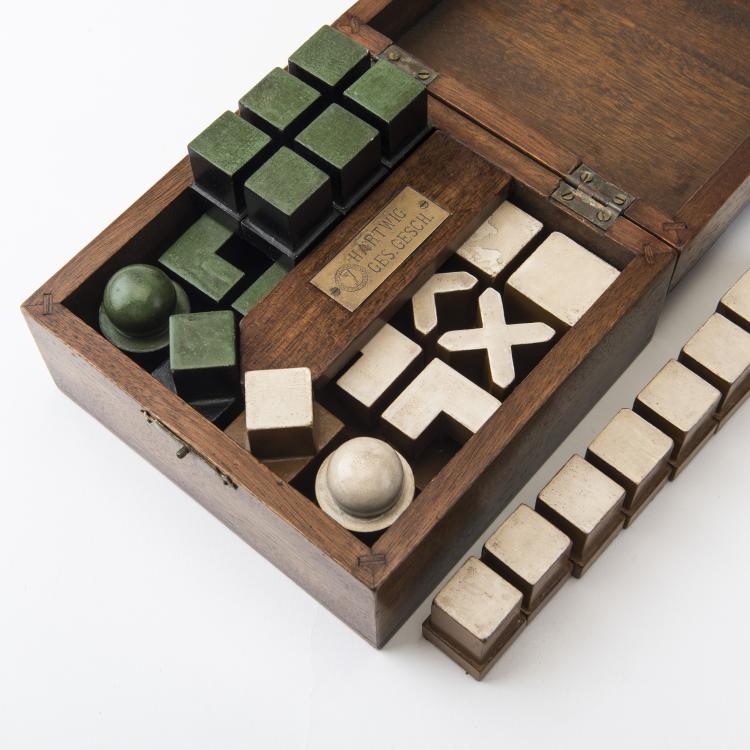 Bild 6 zu Objekt, Bauhaus chess set 'Modell VII mit farbiger Fassung' in original wooden box, c. 1924, Josef Hartwig, Bauhaus, Weimar, 142A 021