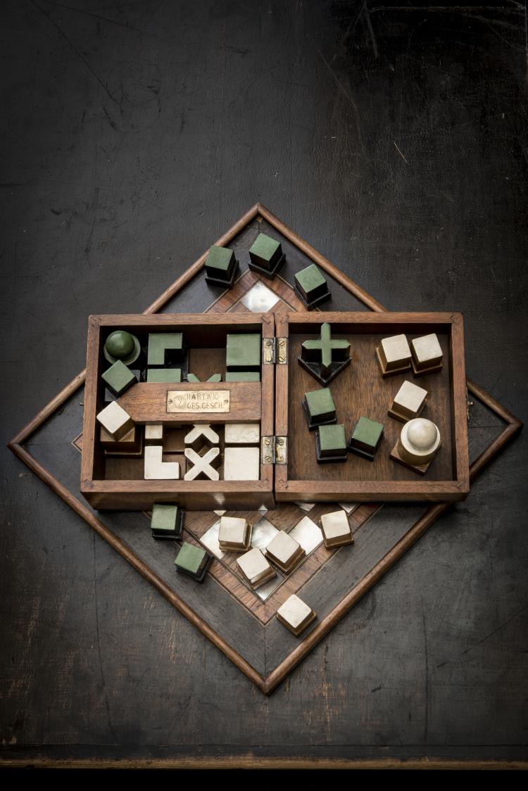 Bild 8 zu Objekt, Bauhaus chess set 'Modell VII mit farbiger Fassung' in original wooden box, c. 1924, Josef Hartwig, Bauhaus, Weimar, 142A 021