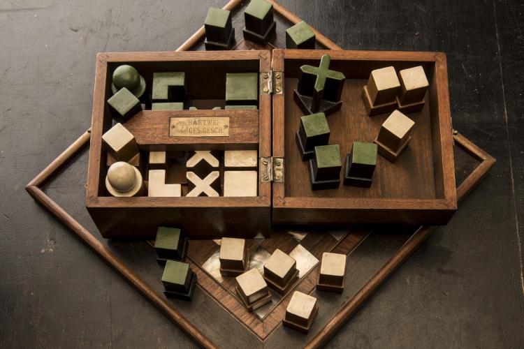 Bild 9 zu Objekt, Bauhaus chess set 'Modell VII mit farbiger Fassung' in original wooden box, c. 1924, Josef Hartwig, Bauhaus, Weimar, 142A 021